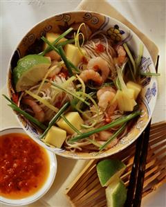 Asian noodle stew with shrimps & mango in bowl (2)