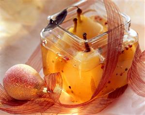 Wine pears with pepper and cinnamon (1)