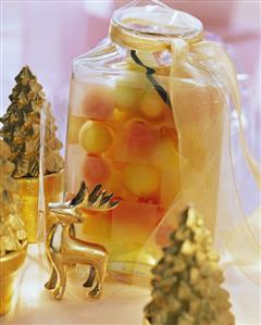 Melon balls preserved in orange liqueur (1)