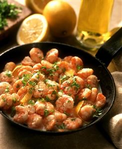 Shrimps with lemon peel and herbs from the pan