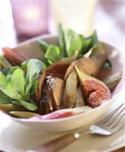 Corn salad with duck liver, figs and rhubarb (1)