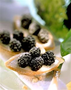 Blackberry and marzipan tartlets with cassis cream (4)