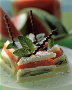 Sponge sandwiches with watermelon and avocado (1). Receta disponible TR