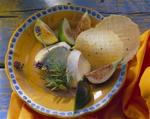 Rosemary cheese with fresh figs and crackers (1)