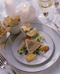 Chicken liver terrine with apple wedges (1)