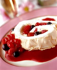 Meringue roll with berries