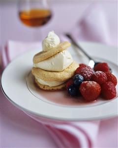 Mascarpone and macaroon tartlet with berries