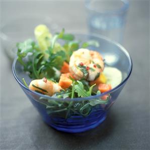 Rocket salad with seafood and papaya