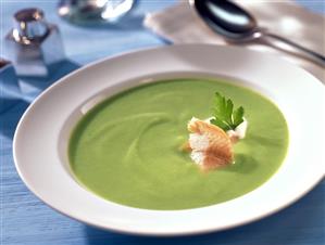 Broccoli soup with trout fillet