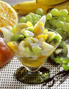 Fruit salad with vanilla yoghurt sauce