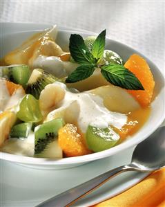 Fruit salad with vanilla yoghurt sauce