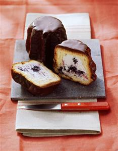 Yeast cakes with chocolate icing & ricotta & blackberry filling