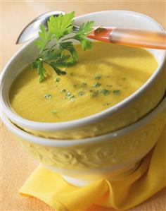 Low-fat cream of carrot soup with parsley