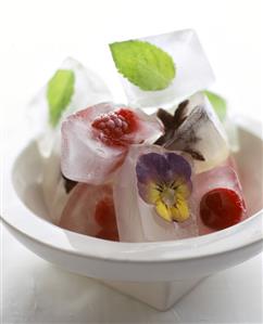 Ice cubes with fruit and flowers frozen in (1)