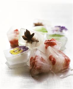 Ice cubes with fruit and flowers frozen in (2)