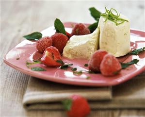 Lime ice cream with strawberries (2)