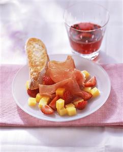 Strawberry and mango salad with San Daniel ham