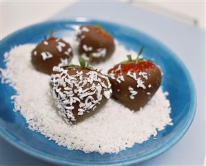 Chocolate strawberries with grated coconut (1)