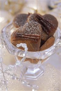 Heart-shaped chocolate-covered gingerbread in glass bowl