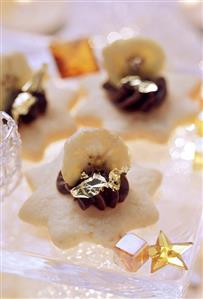 Star biscuits with banana and chocolate cream (1)