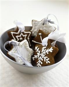 Estrellas de galleta. Decorated chocolate biscuits as tree ornament (1).  Receta disponible TR