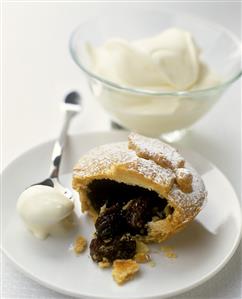 Mince pie, filled with mincemeat (dried fruit mixture)