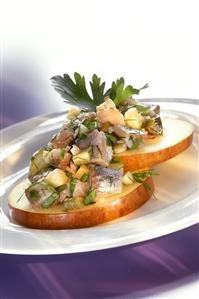 Matje fillet salad on apple slices