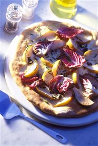 Pizza radicchio e pera (Pizza with pear and radicchio (Italy)