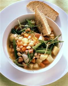 Bean soup with diced ham, rosemary and garlic (2)