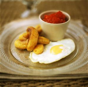 Accompaniments for Cuban rice dish (fried egg, banana)