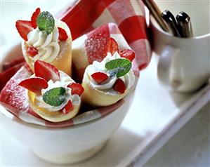 Cream horns with strawberries (1)