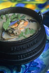 Mussel stew with parsley (Potjiekos)