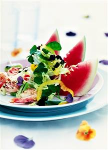 Mixed salad with shrimps and watermelon. Receta disponible TR