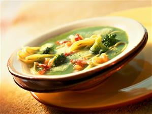 Broccoli soup with spaghettini and smoked bacon