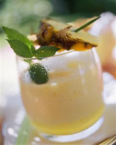 Coctel de pina (cocktail with pineapple, 2)