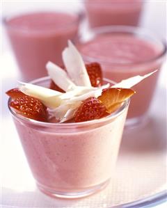 Strawberry mousse with white chocolate curls (1)