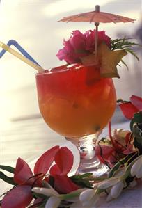 Planter's punch with slice of carambola & flower decoration