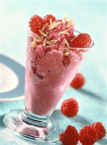 Frozen yoghurt with raspberries