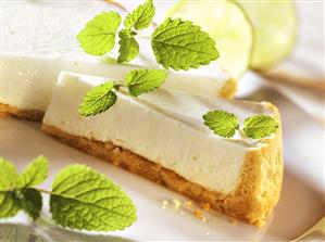 Lime cheesecake with almonds