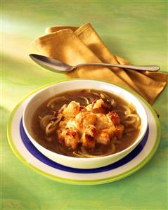 Onion soup and croutons with toasted cheese