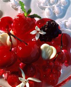 Berry cream with almonds