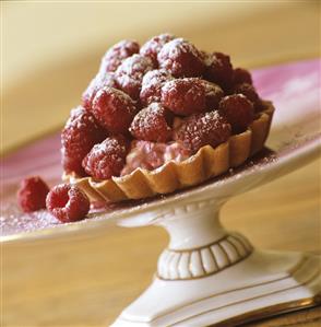 Tartlet with raspberry mousse and raspberries