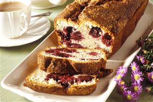 Tea loaf with blackberries and banana (1)