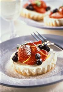 Cheesecakes with fresh strawberries