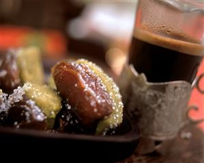 Dates stuffed with marzipan from Tunisia (1). Receta disponible.