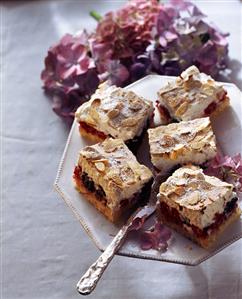 Raspberry and blackberry cake with almond meringue (2)