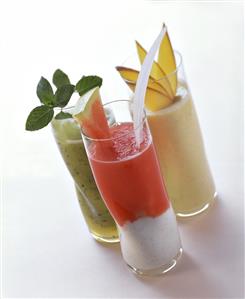 Fruit drinks with kiwi fruit, melon and mango (1)