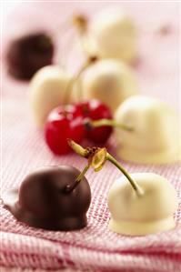 White and dark chocolate cherries. Receta disponible TR. 