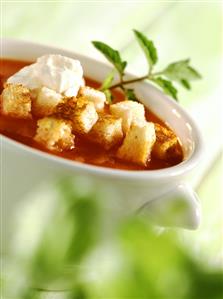 Quick tomato soup with croutons and cream