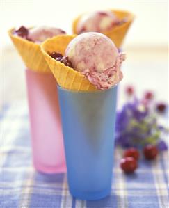 Cherry ice cream in ice cream cornets (2)